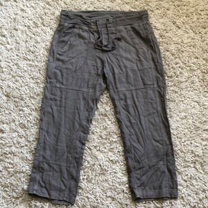 XCVI gray capri pants